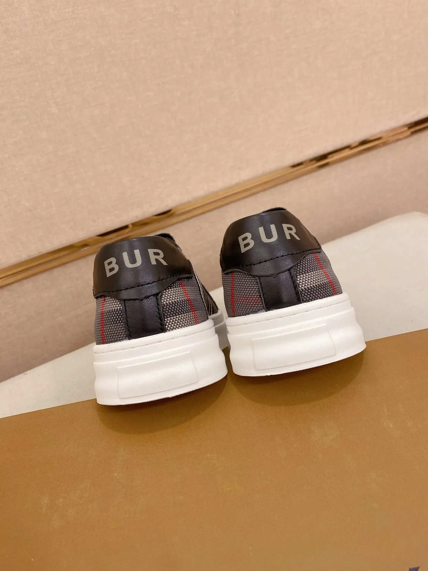 Men's shoes 💰: 400💰🇮🇹🇮🇹 Burberry top purchasing agent 🔍🔍Synchronized sale Positive code number: 38-44 Italian imported first-layer cowhide with fabric. Fully imported sheepskin lining, sole: the original sole is specially provided by the original factory, the exclusive movable molded sole is super comfortable, the original factory follows the order, 🔍🔍high quality, you can come in and out at will, welcome to compare